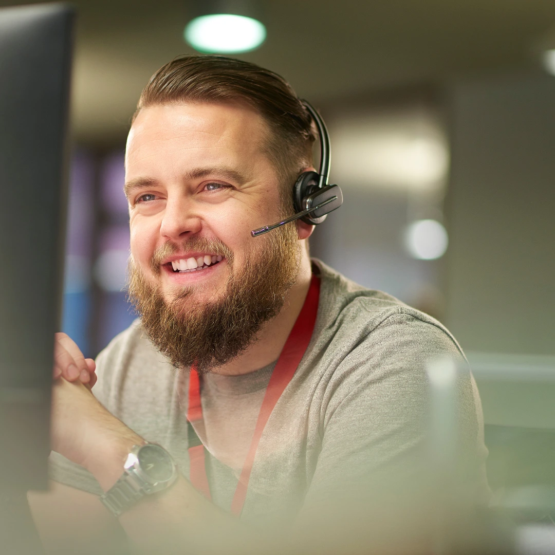 Equipe Sudtec trabalhando em computadores